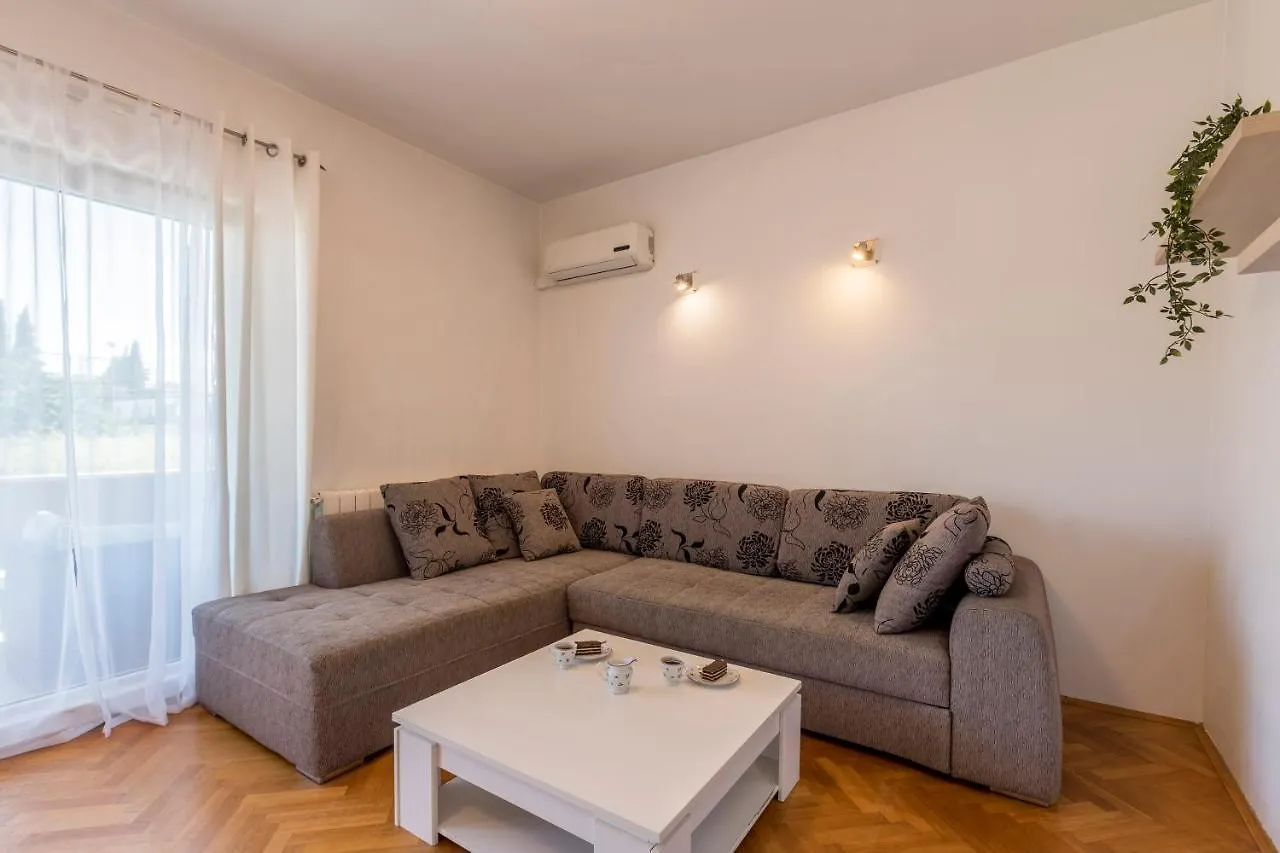 Nona Apartment Split 0*,